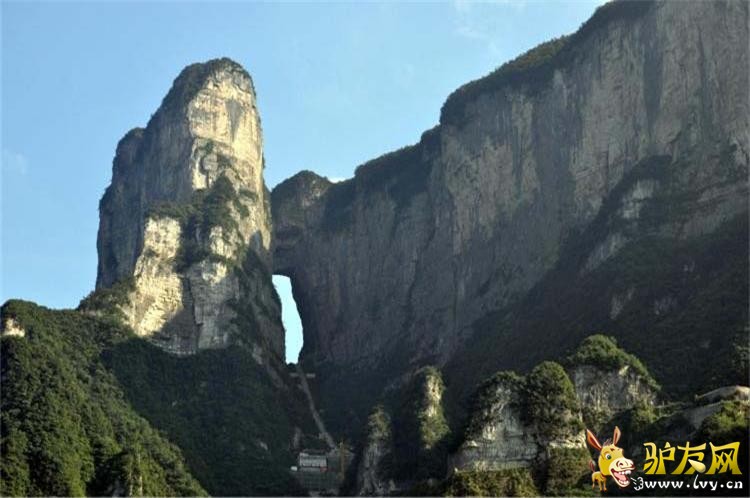 17天门山远景.jpg